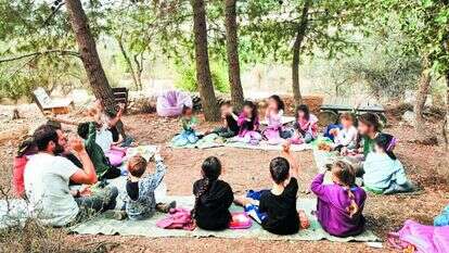 יוצרים אותיות בעזרת הגוף. ילדים ביער.