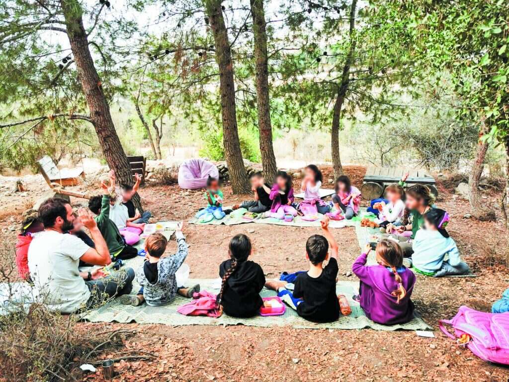 יוצרים אותיות בעזרת הגוף. ילדים ביער.