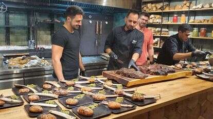 הפיטמאסטר מכין עוד מנה משובחת. | יאיר קראוס