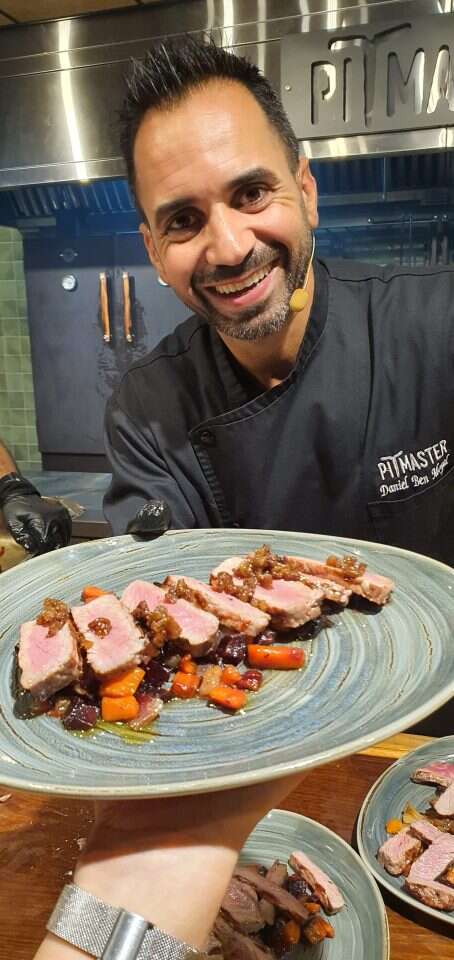 הפיטמאסטר עם עוד מנת בשרים. | יאיר קראוס