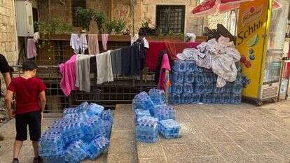 עסק ללא רישוי. אחסון סחורה ליד שער השלשלת. | אברהם מ'