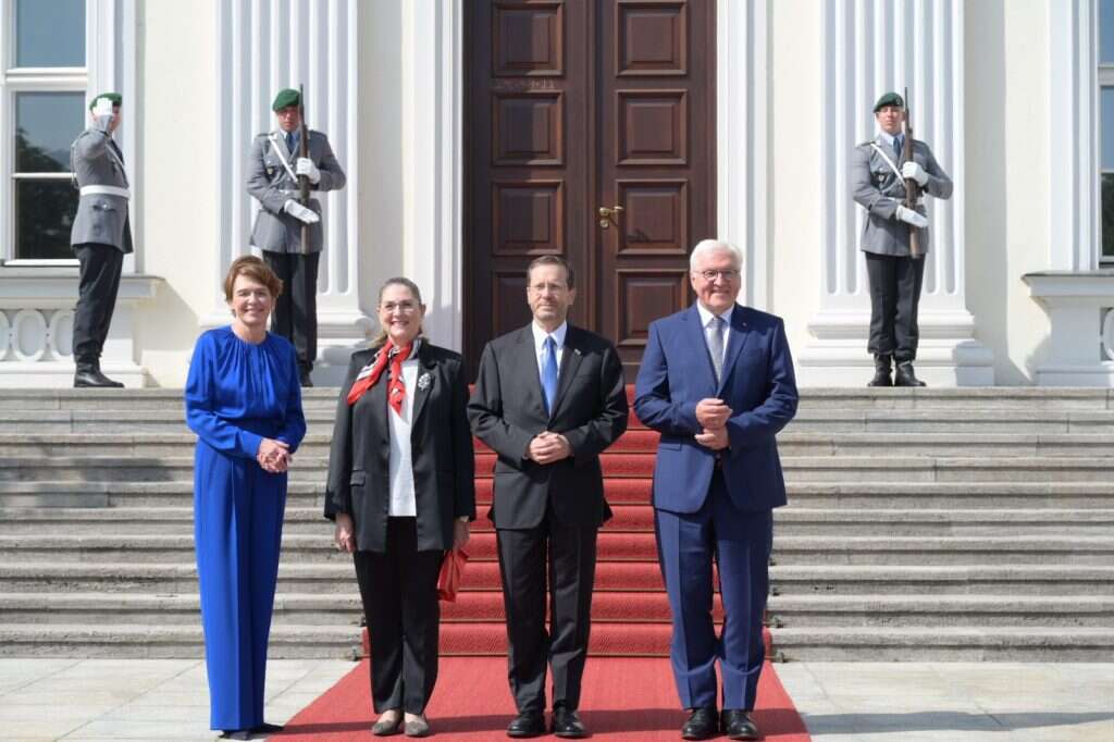 הנשיא הרצוג ורעייתו בביקור בגרמניה יחד עם נשיא גרמניה פרנק-ואלטר שטיינמאייר. | עמוס בן גרשום לע"מ