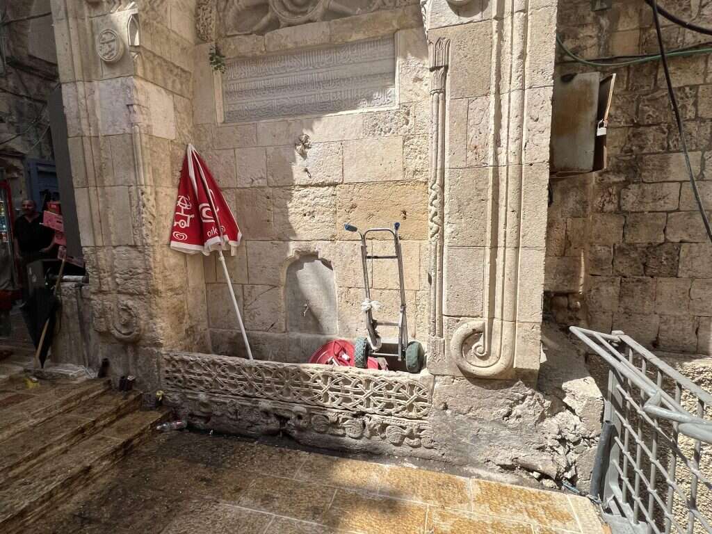 סמוך למבנה העתיק. | אברהם מ'