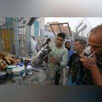 פועלים פלסטינים ממתינים ליד מחסום בית לחם, בכניסה לירושלים | נתי שוחט, פלאש 90