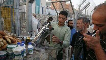 פועלים פלסטינים ממתינים ליד מחסום בית לחם, בכניסה לירושלים | נתי שוחט, פלאש 90