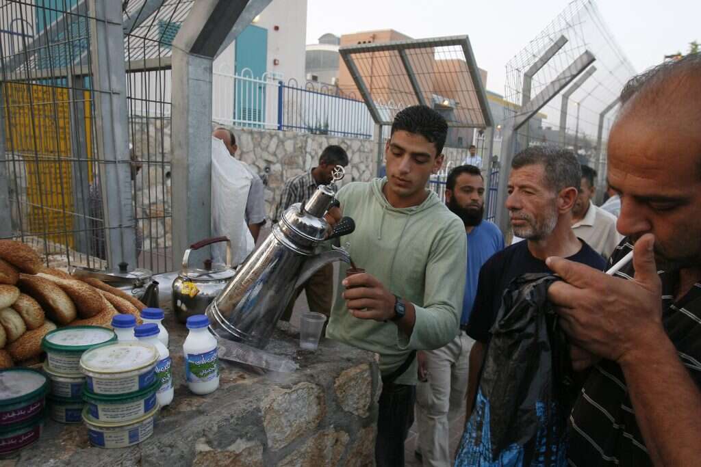פועלים פלסטינים ממתינים ליד מחסום בית לחם, בכניסה לירושלים | נתי שוחט, פלאש 90