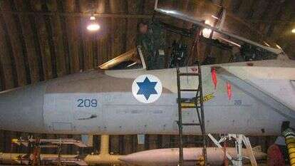 טייס חיל האוויר לפני היציאה לתקיפת הכור בסוריה בשנת 2006. קרדיט: דובר צה"ל