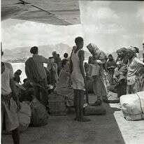 יהודים מתימן עולים על מטוס בעיר עדן בדרכם לישראל, 1950. | בנו רותנברג, אוסף מיתר, הספרייה הלאומית