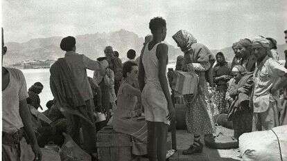 יהודים מתימן עולים על מטוס בעיר עדן בדרכם לישראל, 1950. | בנו רותנברג, אוסף מיתר, הספרייה הלאומית