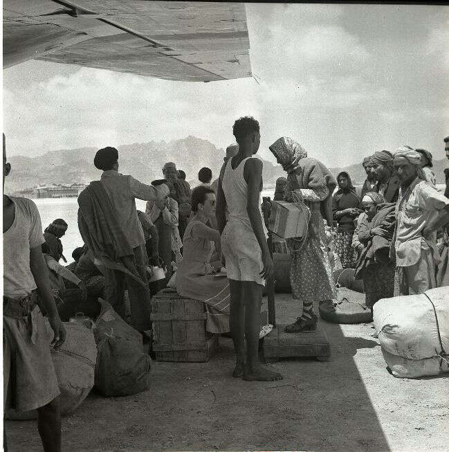 יהודים מתימן עולים על מטוס בעיר עדן בדרכם לישראל, 1950. | בנו רותנברג, אוסף מיתר, הספרייה הלאומית