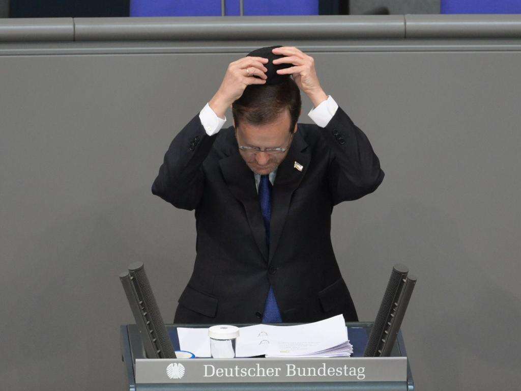 הנשיא יצחק הרצוג בנאומו בבונדסטאג. | עמוס בן גרשום, לע"מ