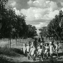 מלכה האס עם ילדי הגן בקיבוץ שדה־אליהו, 1946. | באדיבות המשפחה