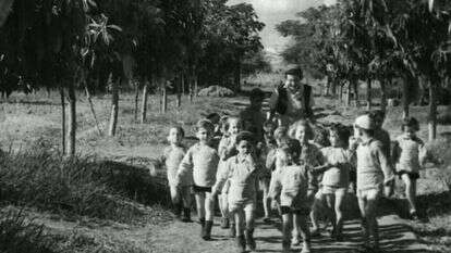 מלכה האס עם ילדי הגן בקיבוץ שדה־אליהו, 1946. | באדיבות המשפחה מלכה האס עם ילדי הגן בקיבוץ שדה־אליהו, 1946. | באדיבות המשפחה