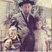 אמונה אלון ואחיה דעואל עם הסבא הרב צבי הירש הכהן, 1963. | באדיבות המשפחה