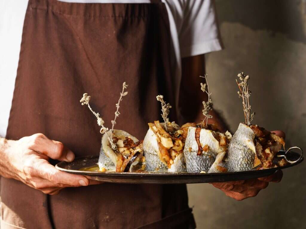 גלילות דגים ממולאות בחצילים, עשבי תיבול, ארוגולה וביצים קשות. | שירן כהן שי