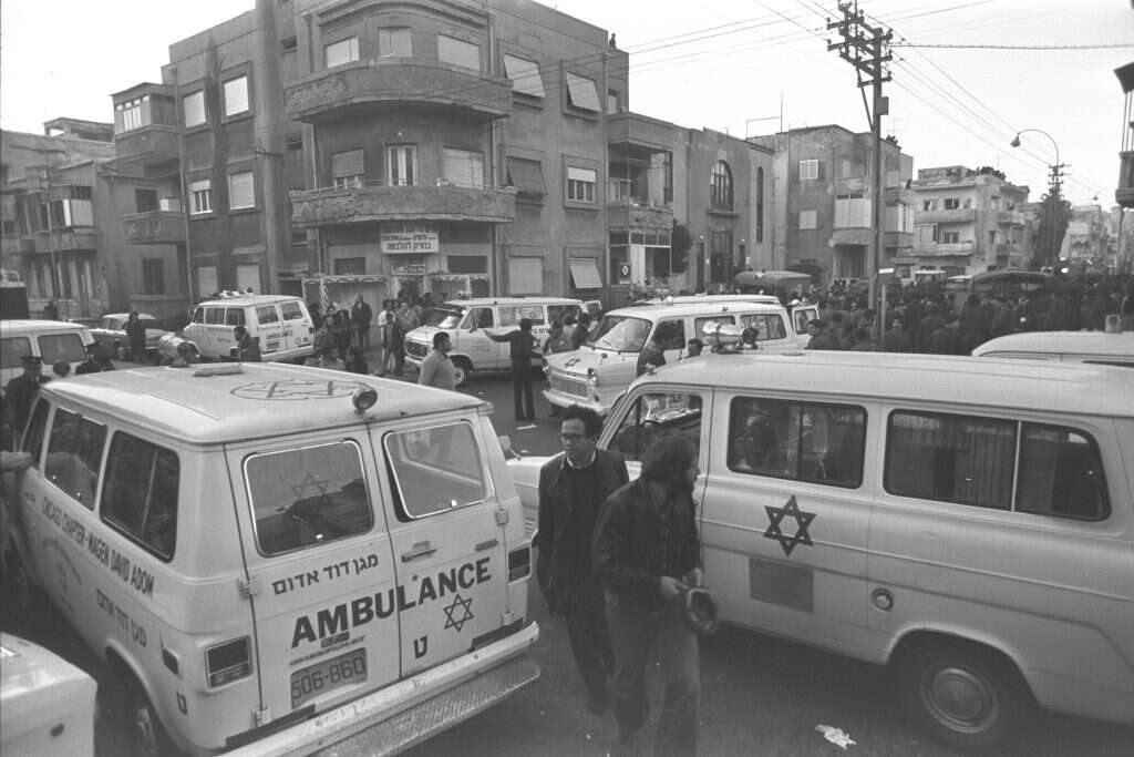 אזור מפוקפק. פינת רחוב הירקון ורחוב גאולה בתל־אביב בבוקר הפיגוע. | סער יעקב, לע"מ