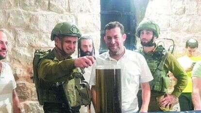 צוויג בקבר יוסף, אתמול לפנות בוקר. | יאיר קראוס