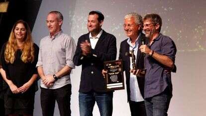 פסטיבל הקולנוע בשומרון, יולי 2022 . מימין: הבמאי ניר ברגמן, משה אדרי, יוסי דגן, חילי טרופר ואסתר אלוש. | אולפני אתרוג פסטיבל הקולנוע בשומרון, יולי 2022 . מימין: הבמאי ניר ברגמן, משה אדרי, יוסי דגן, חילי טרופר ואסתר אלוש. | אולפני אתרוג