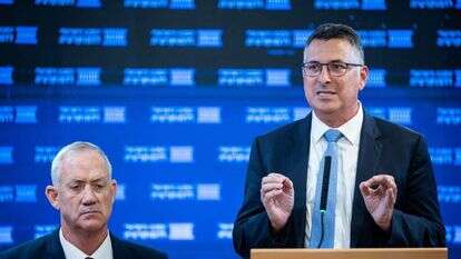 גנץ וסער בישיבת סיעה. | יונתן זינדל, פלאש 90