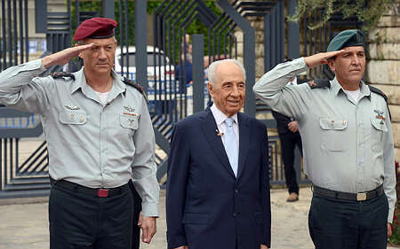 חסון (מימין) בתפקידו כמזכיר צבאי עם נשיא המדינה שמעון פרס והרמטכ"ל גנץ. 2014. | חיים צח, לע"מ