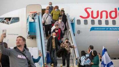 עולים מאוקראינה יורדים מהמטוס בנתב"ג. | יוסי אלוני עולים מאוקראינה יורדים מהמטוס בנתב"ג. | יוסי אלוני