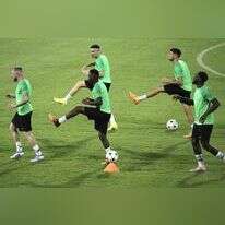 שחקני מכבי חיפה מתכוננים למשחק מול שחקני פריס סן ז'רמן (PSG) הצרפתית באצטדיון סמי עופר, אתמול. | AFP