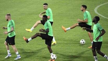 שחקני מכבי חיפה מתכוננים למשחק מול שחקני פריס סן ז'רמן (PSG) הצרפתית באצטדיון סמי עופר, אתמול. | AFP