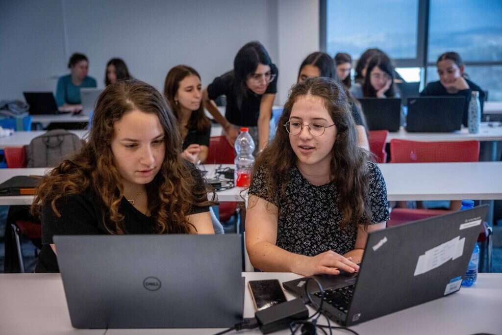 המקבילה של 8200 בנות שירות בהילמ"ה. | יונתן זינדל, פלאש 90