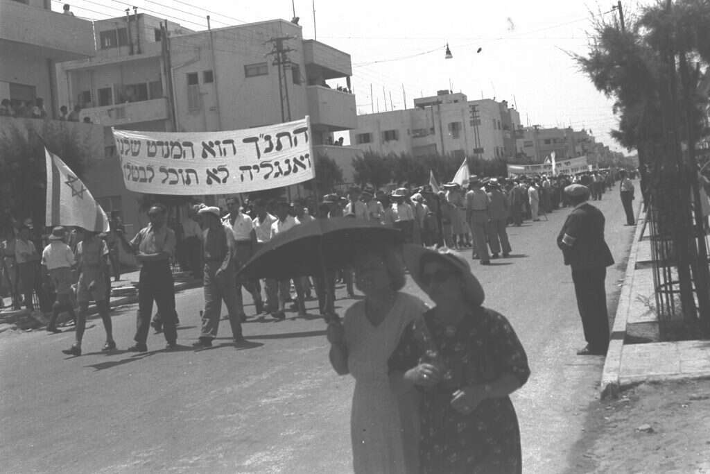 אין לנו ראש למשפחת המלוכה. הפגנה ברחוב בן יהודה בתל־אביב נגד הספר הלבן, 1939. | קלוגר זולטן, לע"מ אין לנו ראש למשפחת המלוכה. הפגנה ברחוב בן יהודה בתל־אביב נגד הספר הלבן, 1939. | קלוגר זולטן, לע"מ
