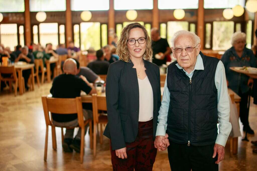 הנכדה הראשונה. רותם ידלין עם סבה. | עמרי קרן לפידות