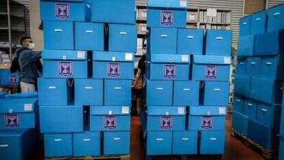 קלפיות בוועדת הבחירות המרכזית. | פלאש 90