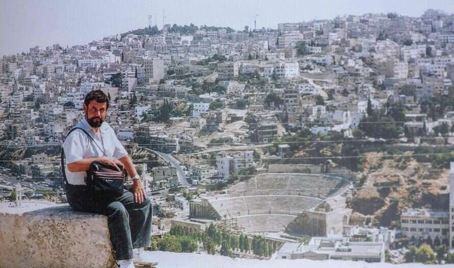 "אספתי את הלוחמים מנקודות שונות ברחבי העיר והבאתי לשגרירות ישראל". בן־דוד ברבת עמון, 1997. | מתוך האוסף הפרטי