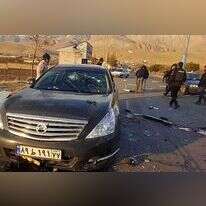 "דיווחים על הפעולות האמיתיות של המוסד, למשל באיראן, הם מסמרי שיער יותר מכל סיפור בדיוני". מוחסן פחריזאדה, מדען הגרעין האיראני שחוסל ב־ 2020 , ומכוניתו לאחר ההתקפה עליו. | AFP