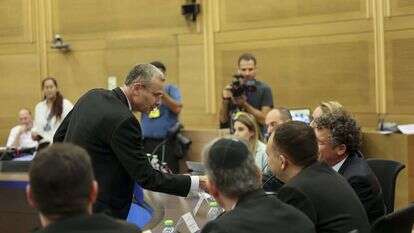 יריב לוין מגיש את רשימת הליכוד לוועדת הבחירות. | יונתן זינדל/פלאש90