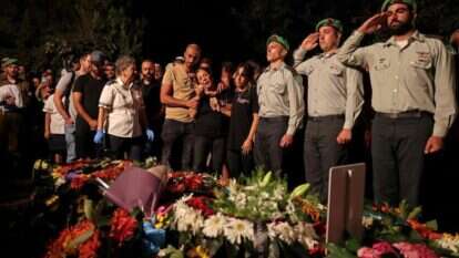 ההלוויה בבית העלמין בנתניה, שלשום. | AFP