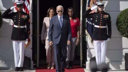 ביידן והאריס (משמאל) בחגיגת קידום "חוק הפחתת האינפלציה" בבית הלבן. | EPA