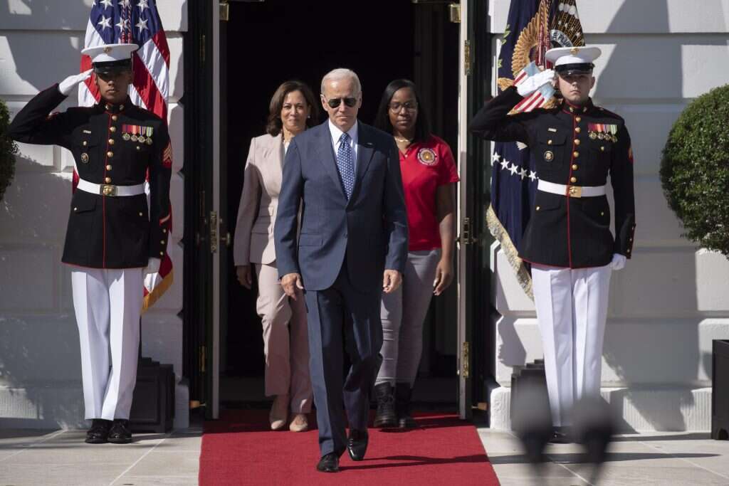 ביידן והאריס (משמאל) בחגיגת קידום "חוק הפחתת האינפלציה" בבית הלבן. | EPA