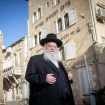 גולדקנופף מחוץ למשרדי רשת "בית יעקב" בירושלים, השבוע. | יונתן זינדל, פלאש 90