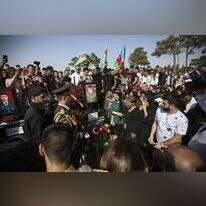 הלוויה המונית לחיילים אזרים בשבוע שעבר. מימין: בית בארמניה לאחר הפגזות אזריות. צילומים: איי.אף.פי