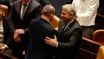 ראש הממשלה החליפי נפתלי בנט עם ראש הממשלה יאיר לפיד. | AFP