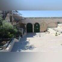 יציאת החירום באורוות שלמה. אין כניסה ליהודים