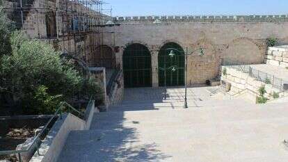 יציאת החירום באורוות שלמה. אין כניסה ליהודים