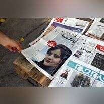 עיתון איראני עם תמונת שער של מהסה אמיני. | EPA