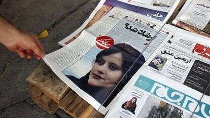 עיתון איראני עם תמונת שער של מהסה אמיני. | EPA