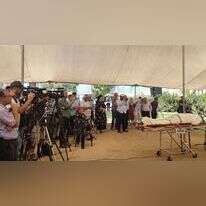 בועז העצני מספיד את אביו אליקים. ללא קרדיט