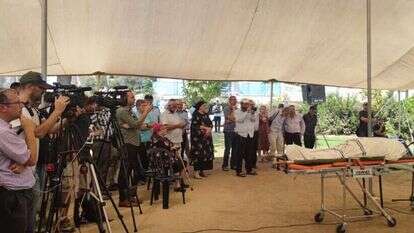 בועז העצני מספיד את אביו אליקים. ללא קרדיט