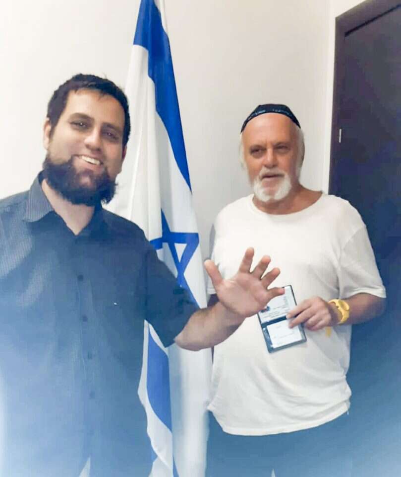 שמחה-אורי ואביו שמעון קפלן עם תעודות הזהות הישראלית במשרד הפנים נוף הגליל, הבוקר. | באדיבות המצולמים