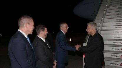 לפיד בעת נחיתתו בארה"ב. | אבי אוחיון/ לע"מ