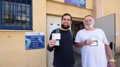 שמעון קפלן (מימין) ובנו שמחה אורי קפלן, פליטים יהודיים מאוקראינה בפתח לשכת האוכלוסין וההגירה בצפת, אוחזים בידיהם את תעודות הזהות החדשות, הבוקר. | אייל מרגולין - ג׳יני