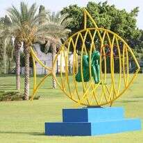 יונה והדג, פסלו של ניצן אבידור המוצב בכפר־סבא. | רן ארדה